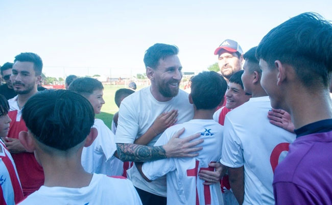 Báo Ole: Messi đi nghỉ ở Rosario xem trận đấu của con trai Thiago