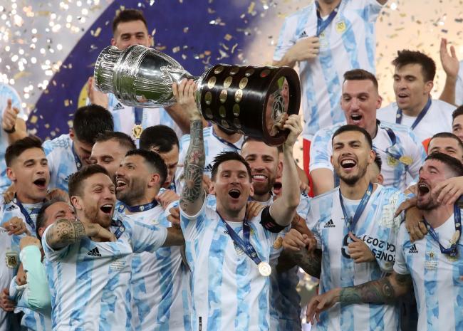 Messi đã vô địch Copa America và World Cup sau khi bước sang tuổi 34, được kỳ vọng sẽ đạt “ba chức vô địch lớn liên tiếp” trong năm nay!