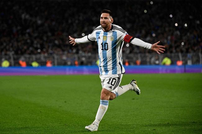 Phóng viên: Messi đã vượt qua khó khăn về thể chất và sẽ đá chính trận gặp Ecuador