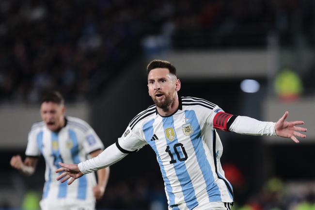 Phóng viên: Messi đã tập luyện cùng đồng đội và có thể đá trận gặp Ecuador