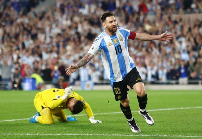 Owen: Cầu thủ Argentina tôi yêu thích nhất là Lão Mã và Messi. Nếu Messi đến Premier League thì sẽ rất phù hợp với Manchester City.